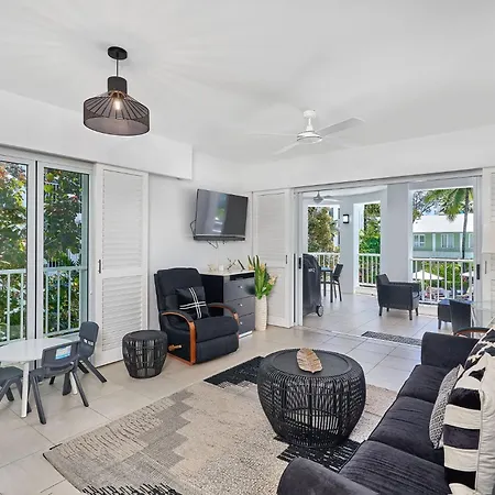 Beach Club Private Apartments Palm Cove Room photo