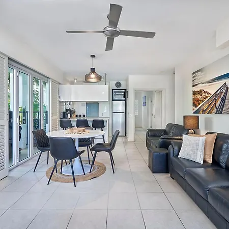 Beach Club Private Apartments Palm Cove Room photo