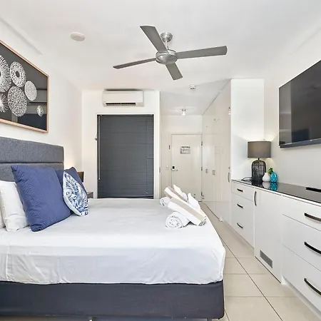 Beach Club Private Apartments Palm Cove Room photo