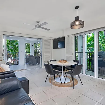 Beach Club Private Apartments Palm Cove Room photo