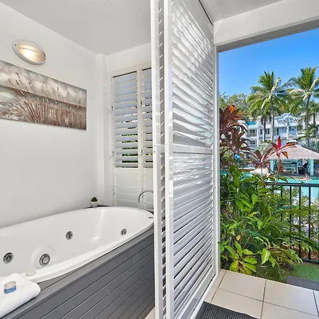Beach Club Private Apartments Palm Cove Room photo
