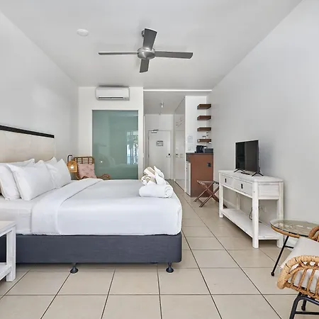 Beach Club Private Apartments Palm Cove Room photo