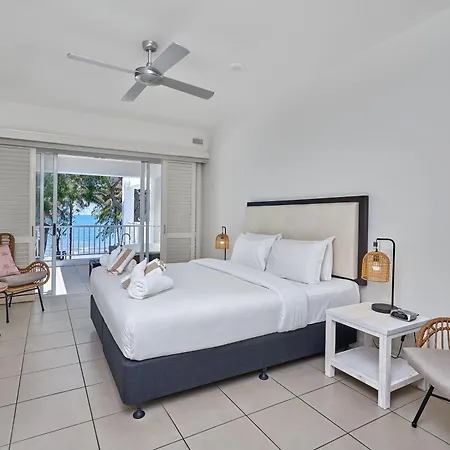 Beach Club Private Apartments Palm Cove Room photo