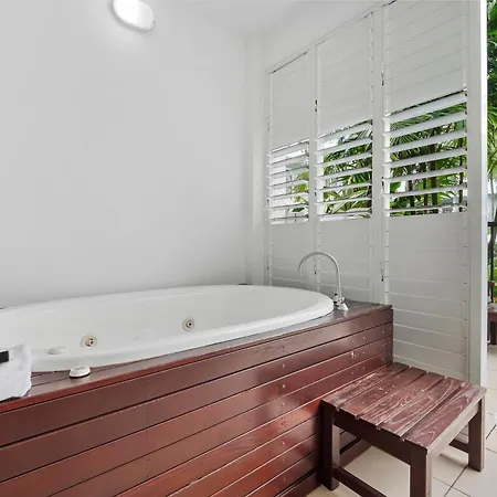 Beach Club Private Apartments Palm Cove Room photo