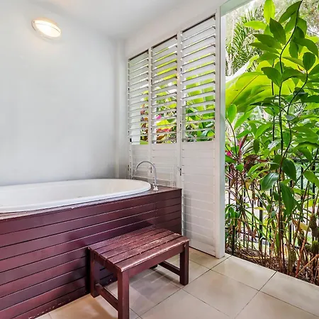 Beach Club Private Apartments Palm Cove Room photo