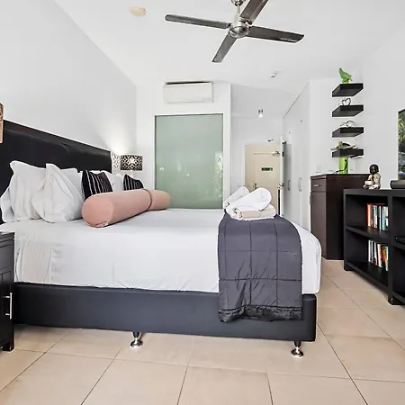 Beach Club Private Apartments Palm Cove Room photo